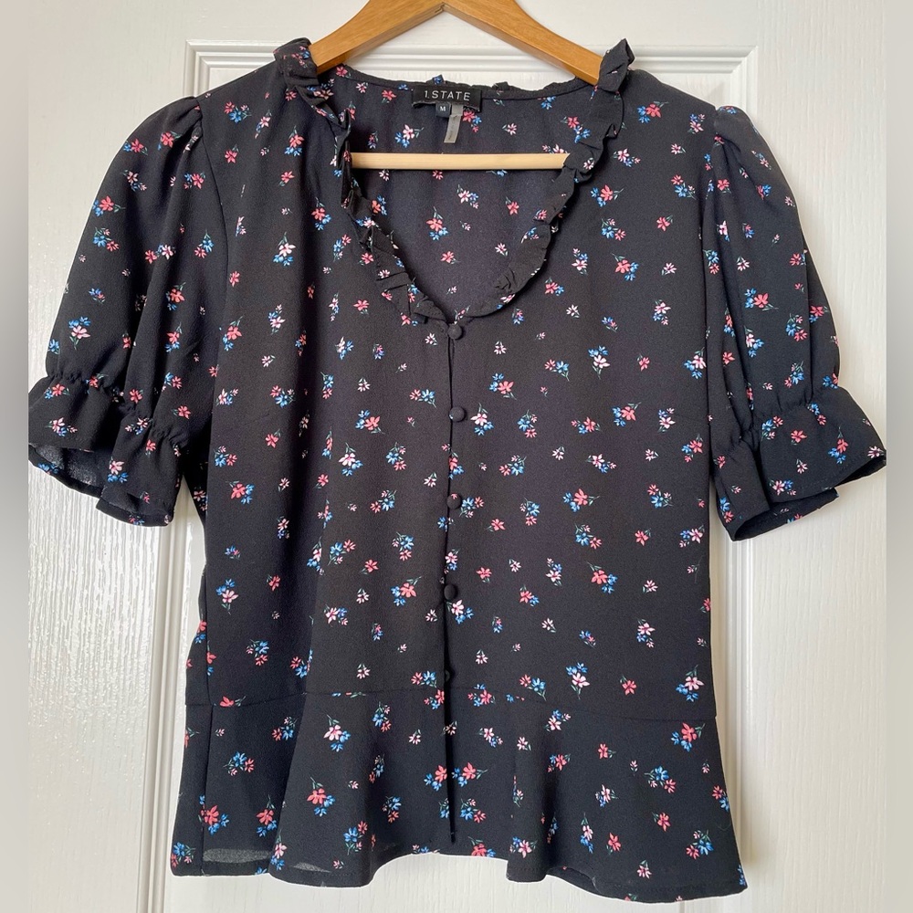 1. State Women’s floral print button front blouse with puffed sleeves, blk, SzM